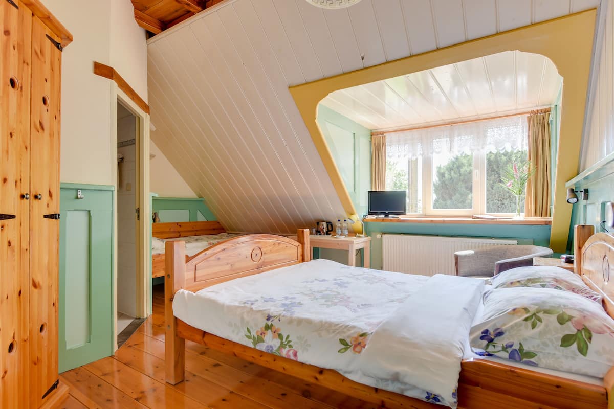 Familiekamer | Een bureau, geluiddichte muren, gratis babybedden, extra bedden