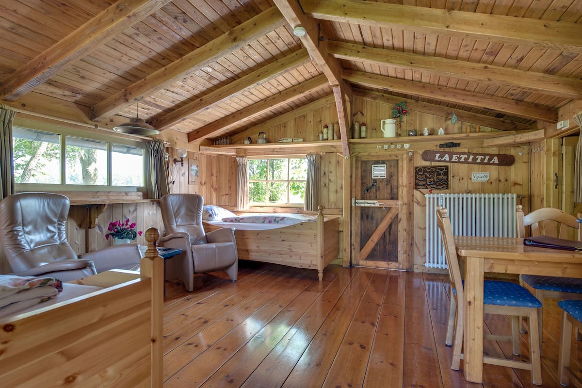 Chalet (1) | Een bureau, geluiddichte muren, gratis babybedden, extra bedden