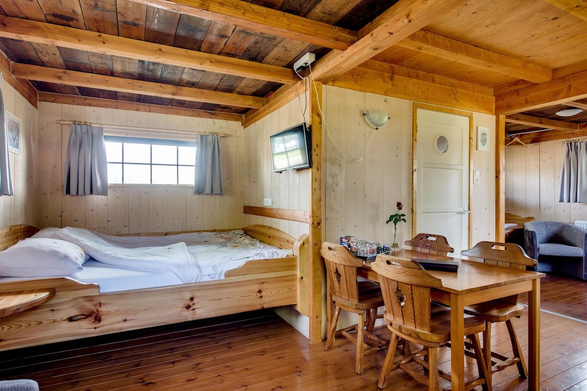 Chalet (2) | Een bureau, geluiddichte muren, gratis babybedden, extra bedden