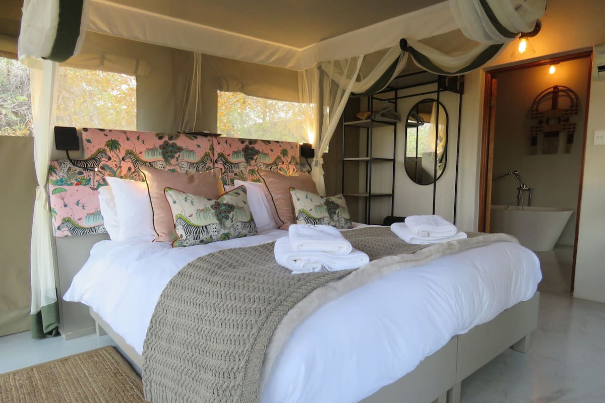 Superior Safari Tent 3 | In-room safe, WiFi (free), bed sheets
