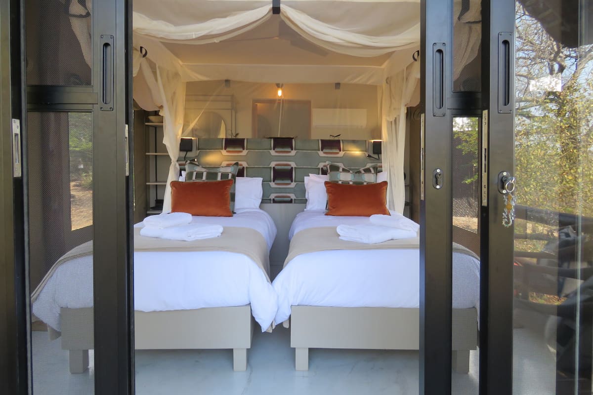 In-room safe, WiFi (free), bed sheets