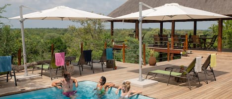 Piscine extérieure, parasols de plage