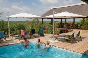 Una piscina al aire libre, sombrillas