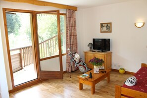 Apartment, 1 Schlafzimmer | Wohnzimmer | 32-Zoll-Flachbildfernseher mit Digitalempfang, Fernseher, Kamin