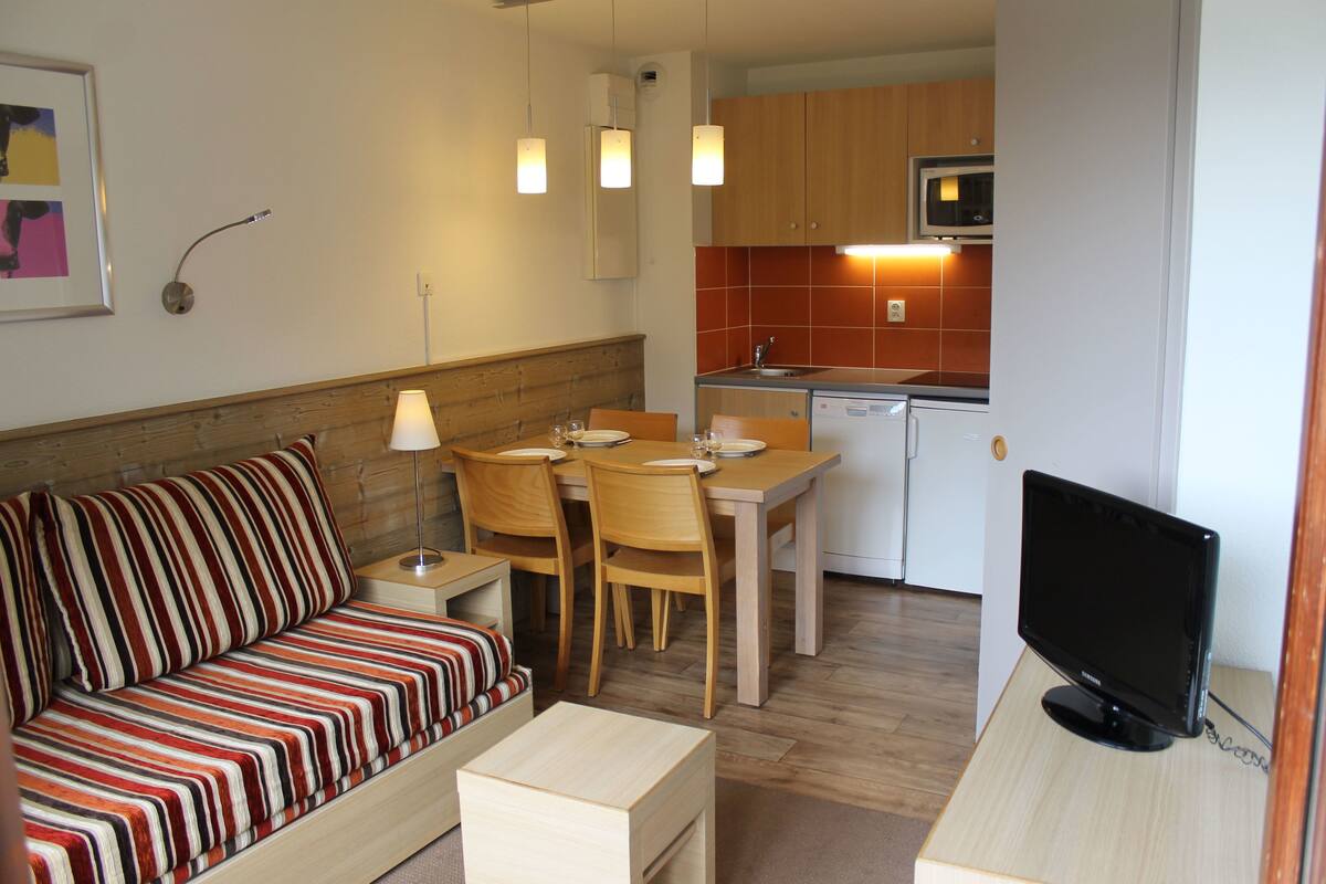 Appartement, 1 slaapkamer | Woonkamer | Een 24-inch flatscreentelevisie met digitale zenders en een televisie