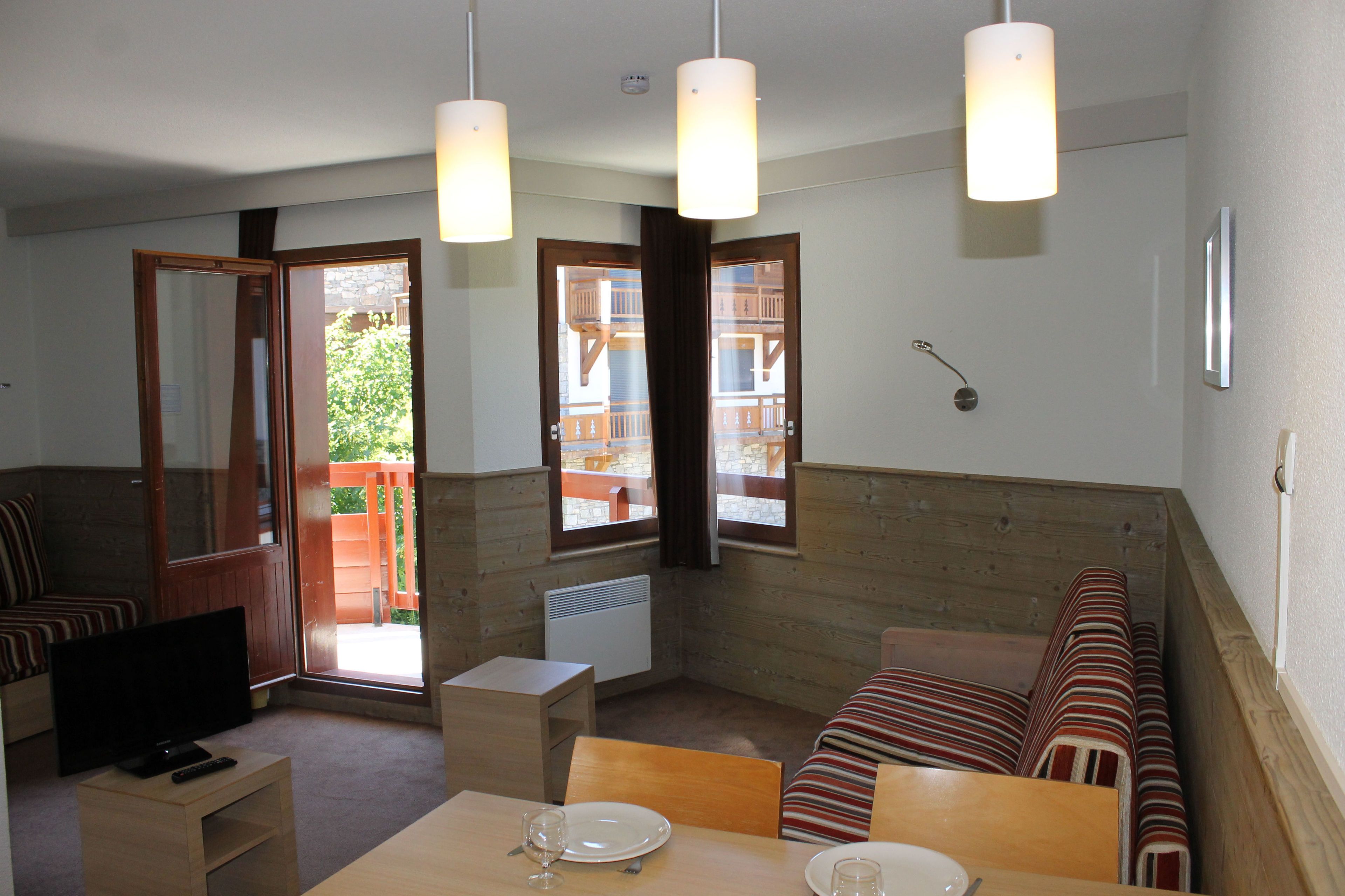 스튜디오 | 거실 | 디지털 채널 시청이 가능한 24인치 평면 TV, TV