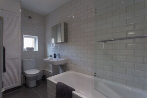 Economy House (Hastings House) | Bathroom