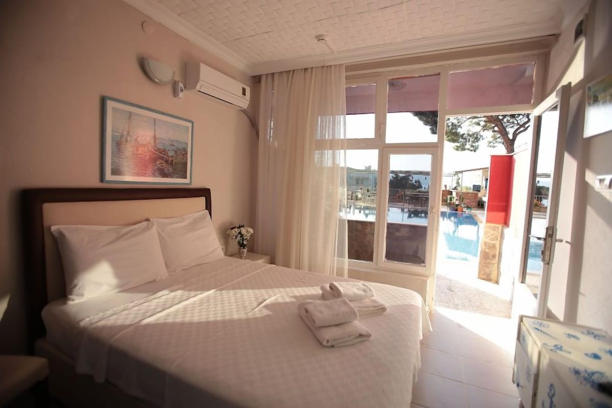 Premium bedding, desk, free WiFi, bed sheets