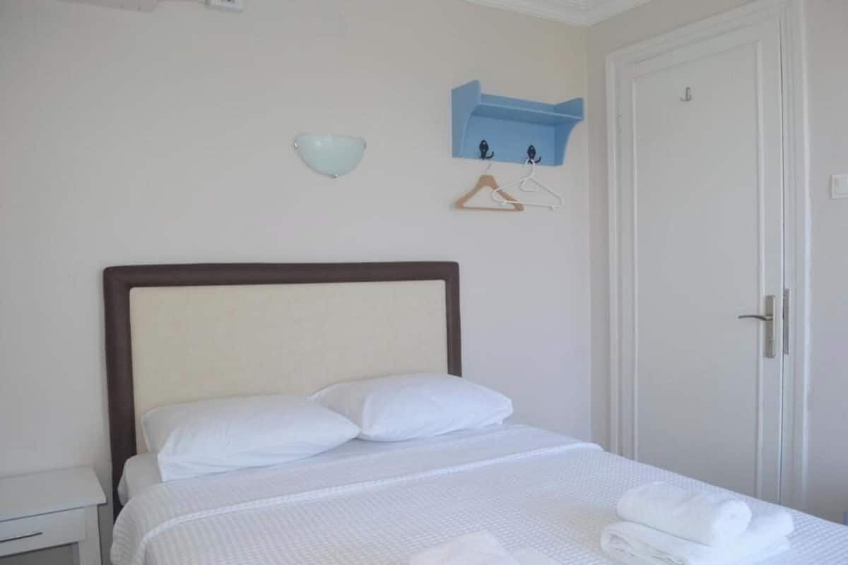 2 Kisilik Deniz Manzarali Oda | Luxe beddengoed, een bureau, gratis wifi, beddengoed