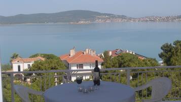 2 Kisilik Kara Manzarali Oda | Premium bedding, desk, free WiFi, bed sheets