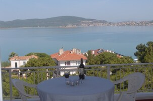 2 Kisilik Kara Manzarali Oda | Kaliteli yatak takımı, masa, ücretsiz kablosuz İnternet, çarşaf takımı 