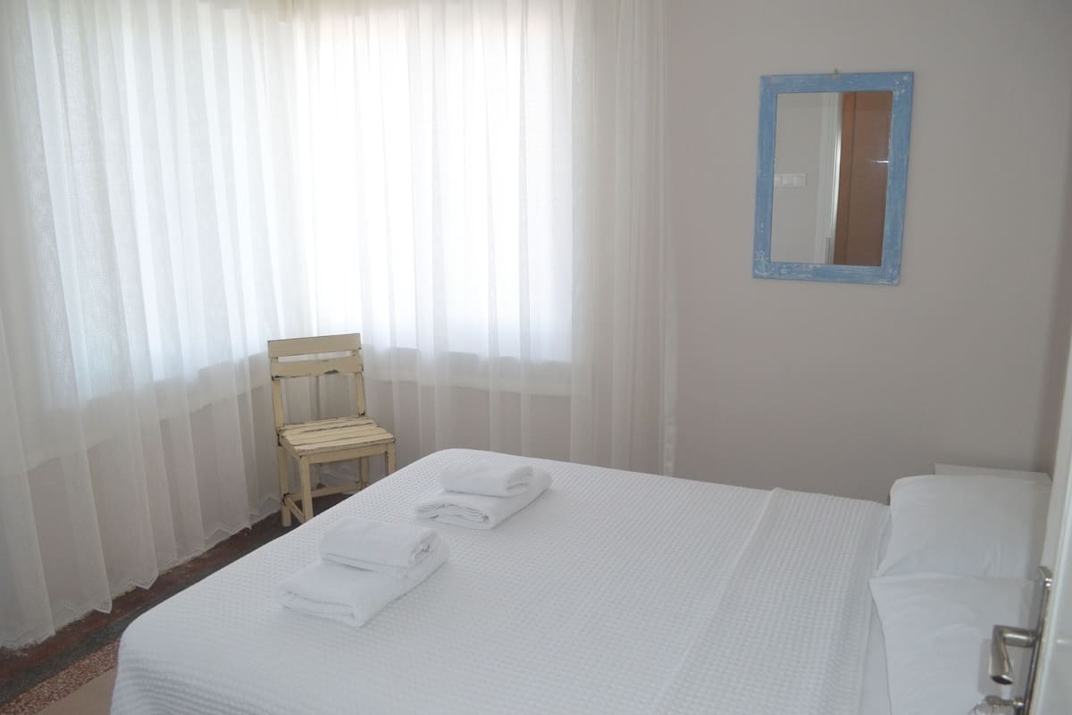 2 Kisilik Kara Manzarali Oda | Luxe beddengoed, een bureau, gratis wifi, beddengoed