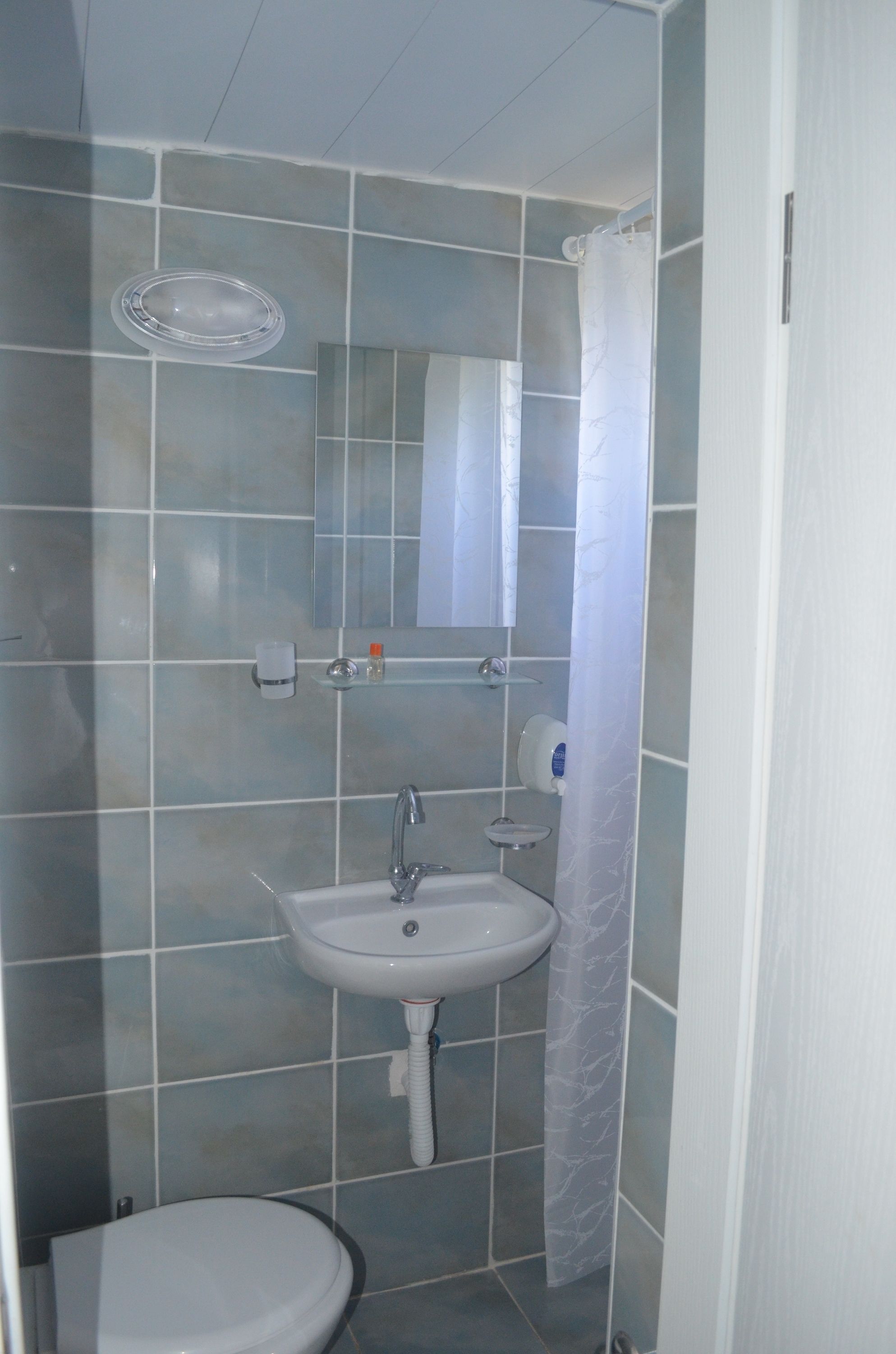 3 kisilik kara manzarali oda | bathroom | shower, free toiletries, hair dryer, towels