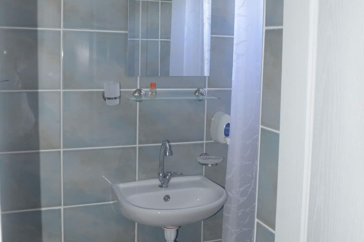 3 kisilik kara manzarali oda | bathroom | shower, free toiletries, hair dryer, towels