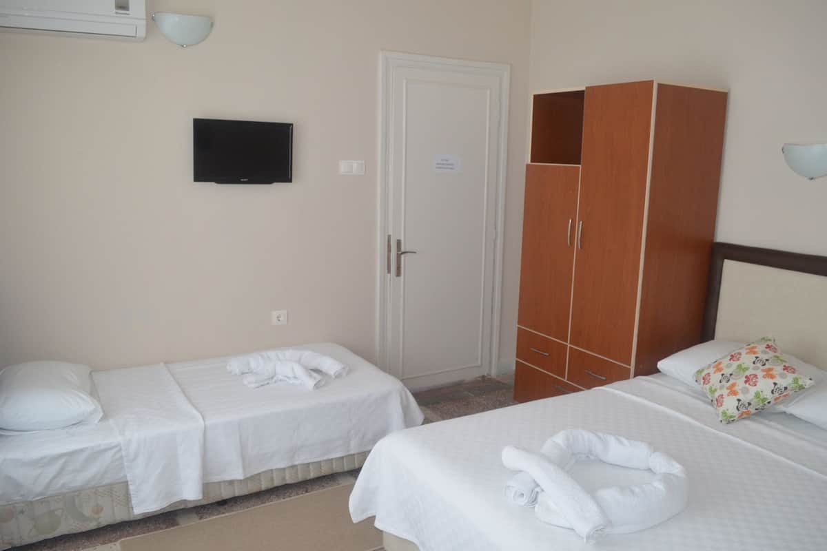 3 Kisilik Kara Manzarali Oda | Luxe beddengoed, een bureau, gratis wifi, beddengoed