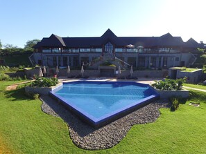 Piscina externa, guarda-sóis, espreguiçadeiras