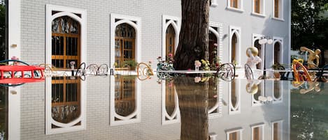 Outdoor pool, an infinity pool
