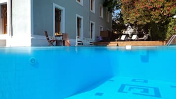 Een buitenzwembad, een infinity pool