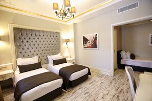 Triple Room | In-room safe, desk, soundproofing, free WiFi