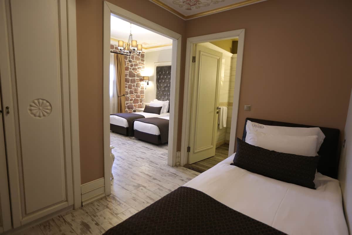 Triple Room | 1 bedroom, in-room safe, desk, soundproofing