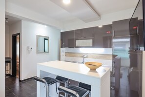 Apartment, 2 Bedrooms (5) | Cuisine privée | Grand réfrigérateur, micro-ondes (sur demande), plaque de cuisson