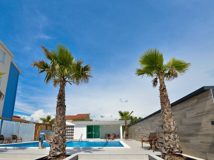 Una piscina al aire libre