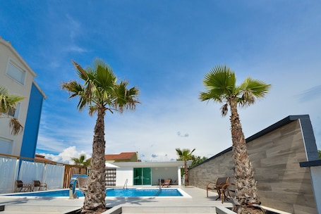 Piscina all'aperto. Boutique Apartments Ad Astra