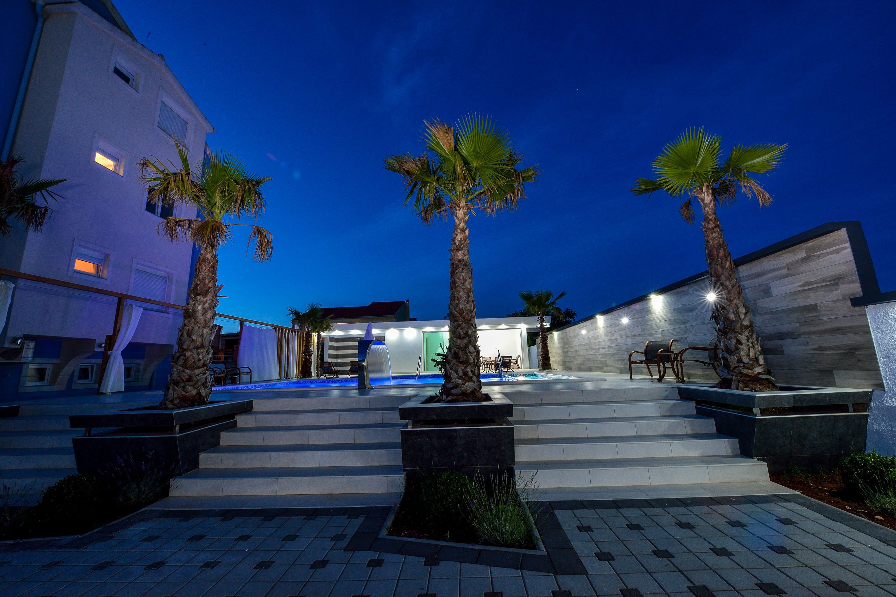 Voorkant accommodatie - avond/nacht