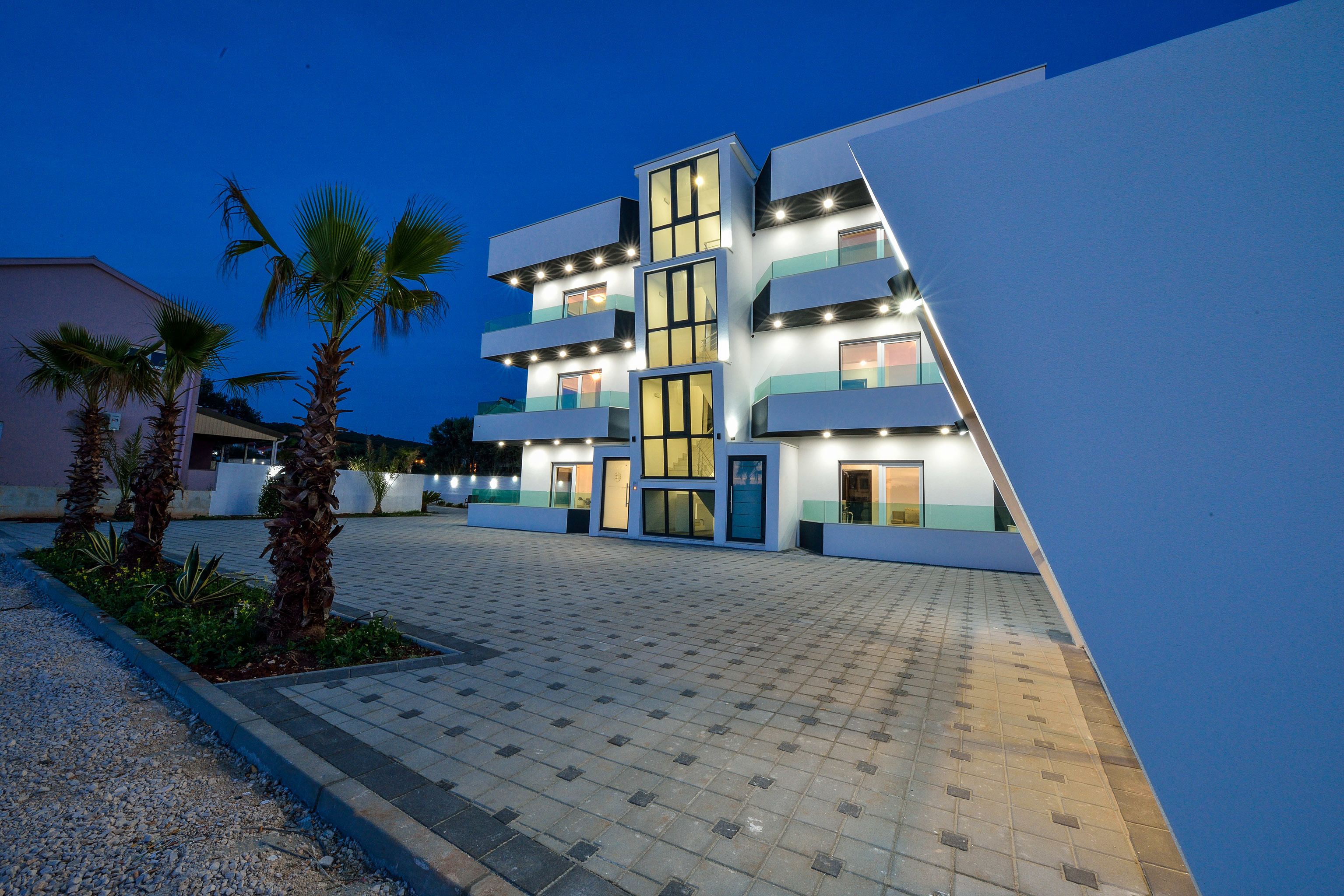 Vista frontal de la propiedad por la tarde o noche