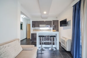Apartment, 2 Bedrooms (5) | Living area