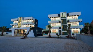 Een modern, meerlaags hotel met een eigentijds ontwerp, voorzien van balkons en grote ramen.