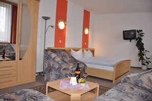 Standard Triple Room, 1 Bedroom, Non Smoking | Desk, iron/ironing board, free WiFi, bed sheets - Hotel Zum Gruendle (Oberhof)