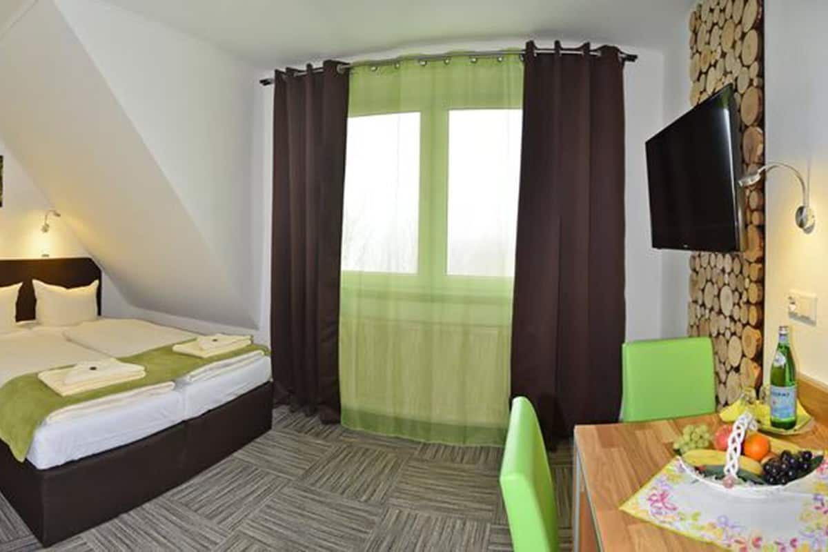 デスク、アイロン / アイロン台、WiFi (無料)、ベッドシーツ