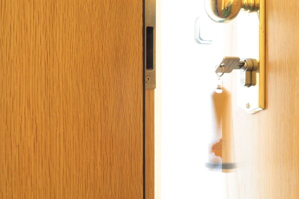 A wooden door with a keyhole and a lock. - Hotel Zum Gruendle (Oberhof)