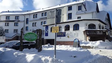 Ein Gebäude mit vielen Fenstern und einem Schild für ein Hotel und Restaurant.