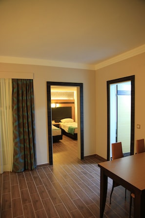 TV - Club Alpina Apartments (Marmaris)