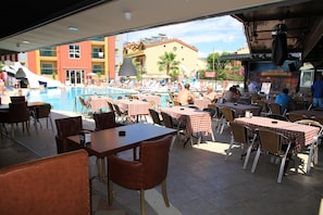 Poolside bar - Club Alpina Apartments (Marmaris)