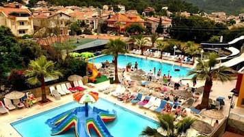 Piscina a l'aire lliure, para-sols i gandules