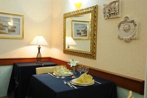 Breakfast, lunch and dinner served - Hotel Victoria (Rivisondoli)