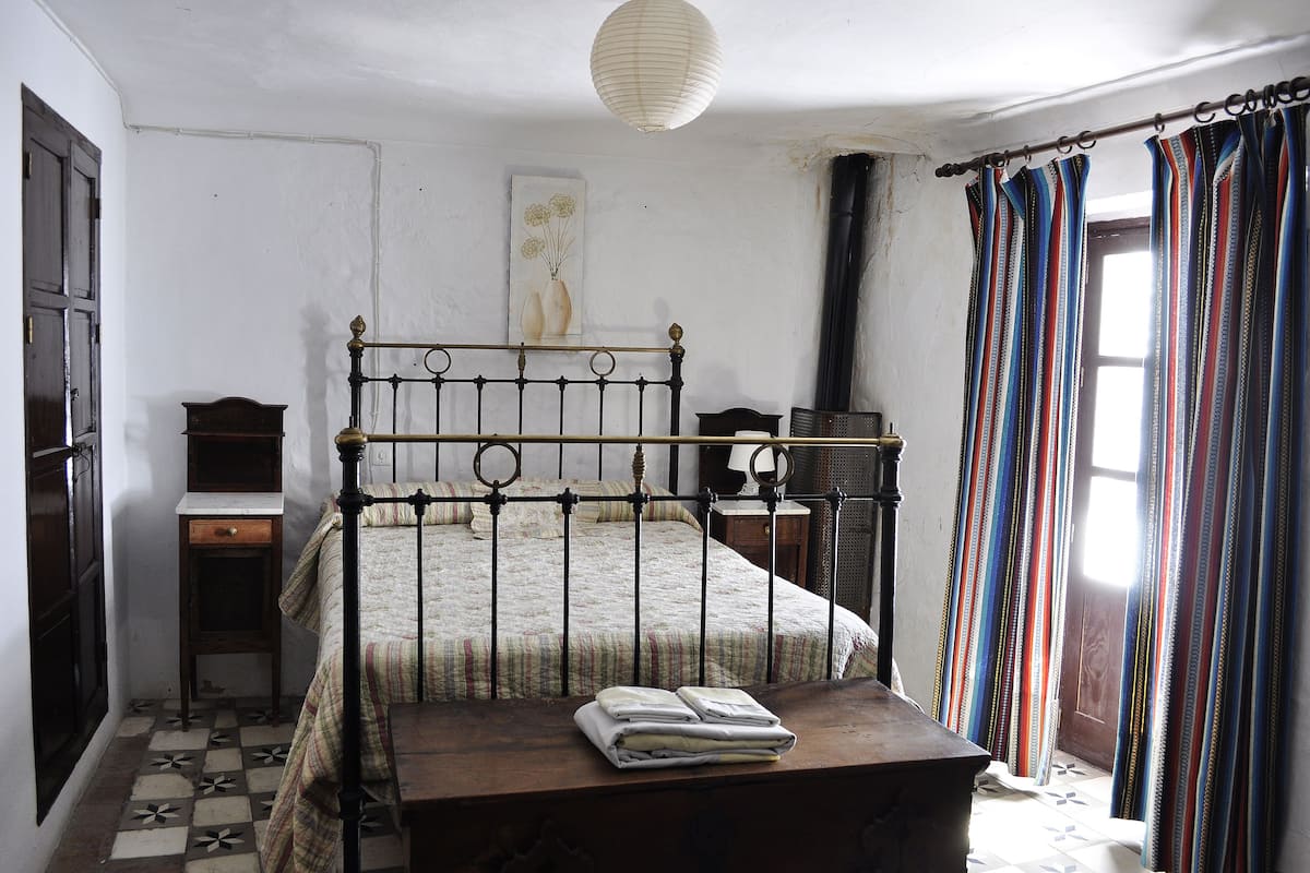 3 bedrooms, premium bedding, blackout curtains, rollaway beds