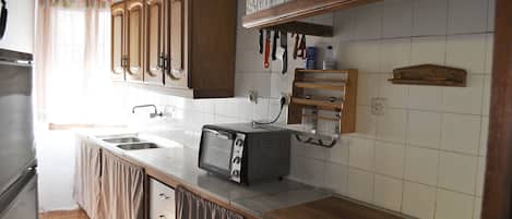 House, 3 Bedrooms | Private kitchen | Stovetop, cookware/dishes/utensils