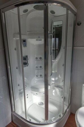 Dobbelt- eller tomannsrom – superior | Bad | Toalettartikler (inkludert), hårføner og håndklær