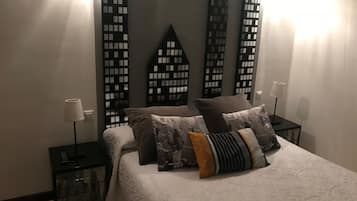 Habitación superior con 1 cama doble o 2 individuales | Cortinas opacas y wifi gratis