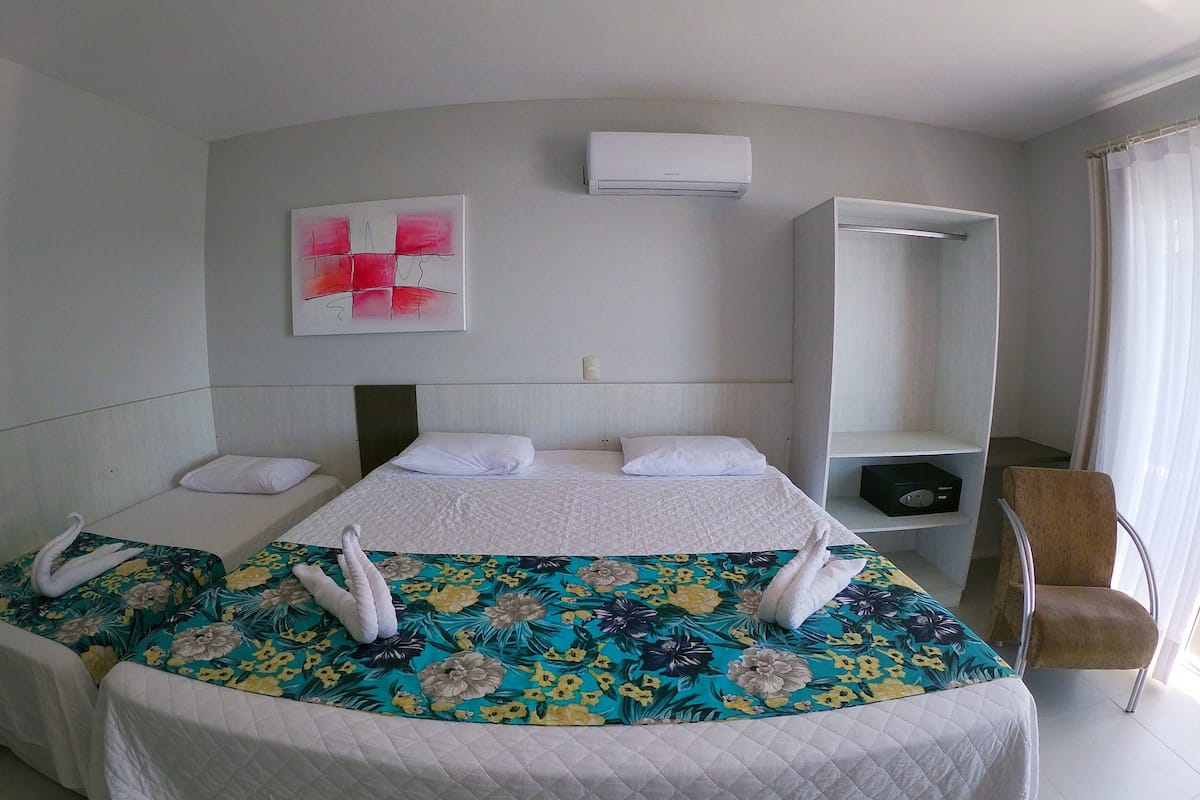 Üç Kişilik Oda, Kısmi Deniz Manzaralı | Odada kasa, güneşlik/perde, ütü/ütü masası, ücretsiz kablosuz İnternet