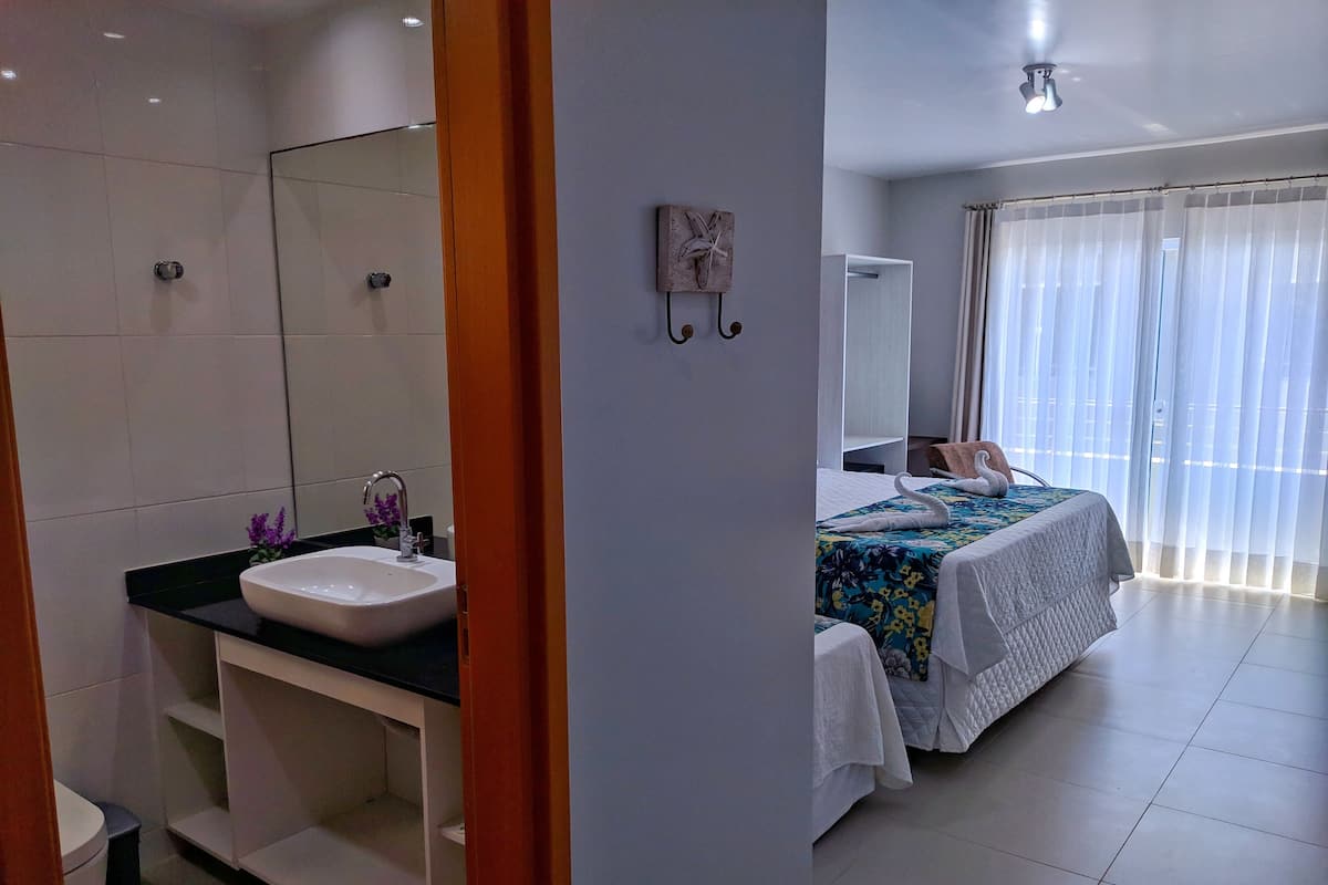 Üç Kişilik Oda, Kısmi Deniz Manzaralı | Odada kasa, güneşlik/perde, ütü/ütü masası, ücretsiz kablosuz İnternet