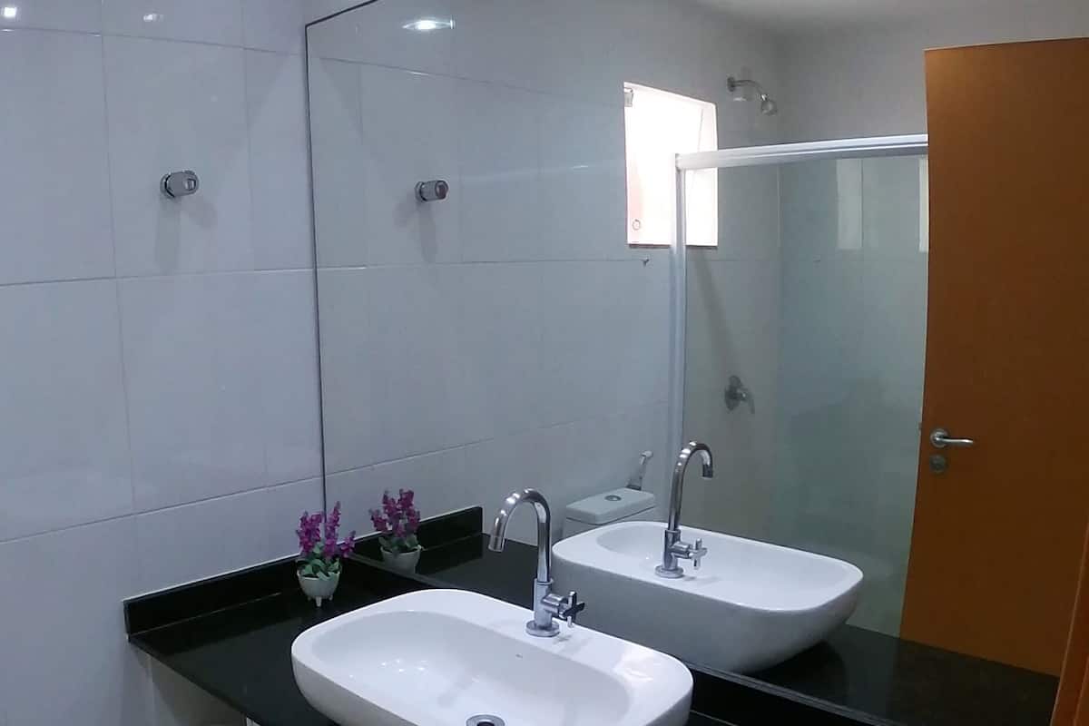 Üç Kişilik Oda, Kısmi Deniz Manzaralı | Banyo | Duş, havlu