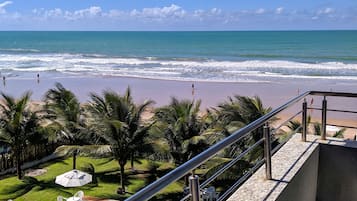 Quarto triplo, vista parcial para o mar | Vista do quarto