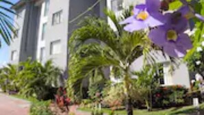 A multi-story building with a flat roof and a balcony. - Hotel Pousada Butias   (Ipojuca)