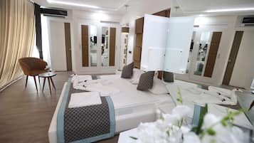 Deluxe kamer | Woonruimte | Een 40-inch ledtelevisie met satellietzenders en een televisie