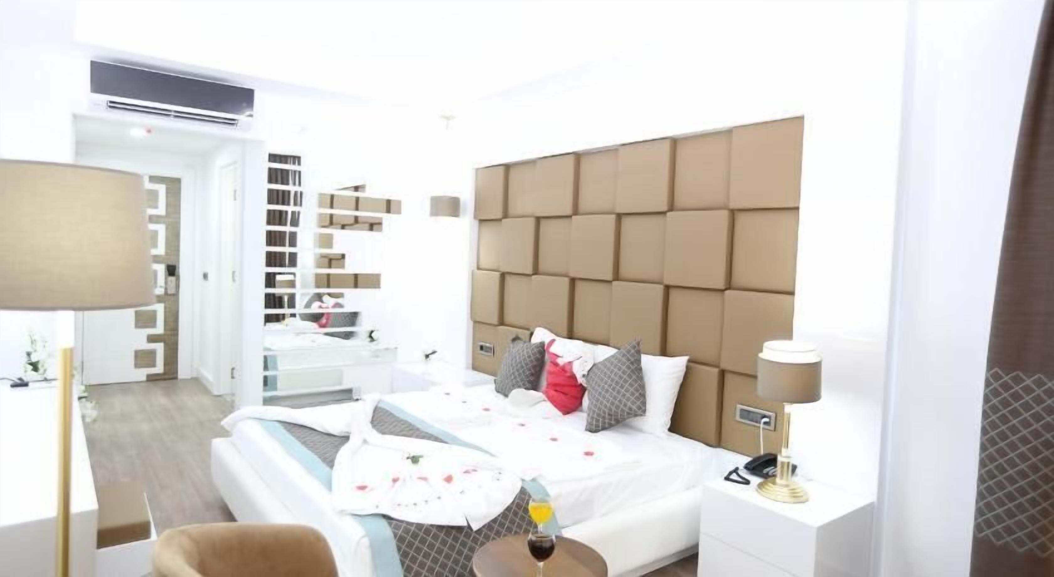 Hypo-allergenic bedding, minibar, in-room safe, desk